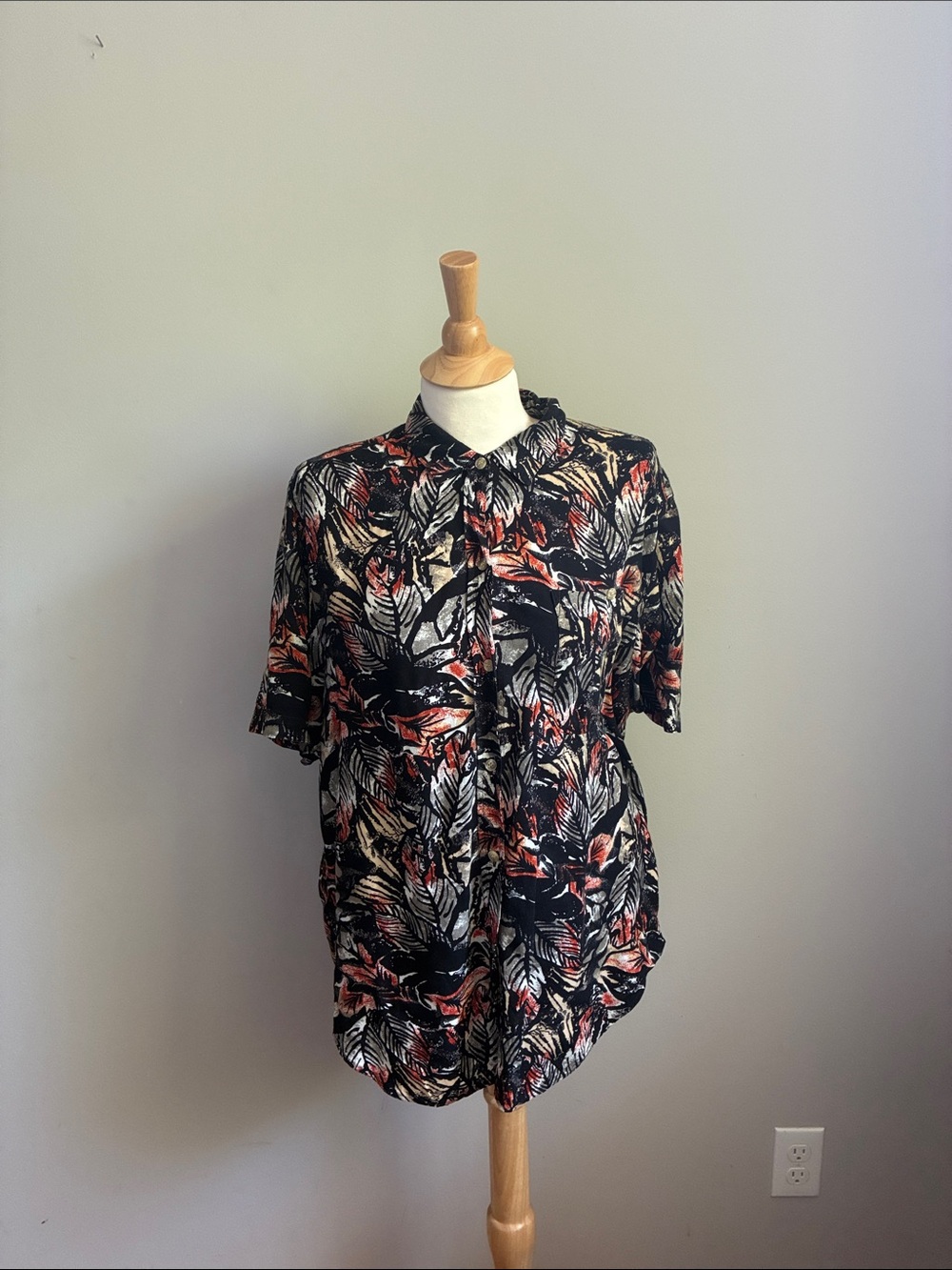 Men's Black Tropical Leaf Short-Sleeve Button-Down Shirt